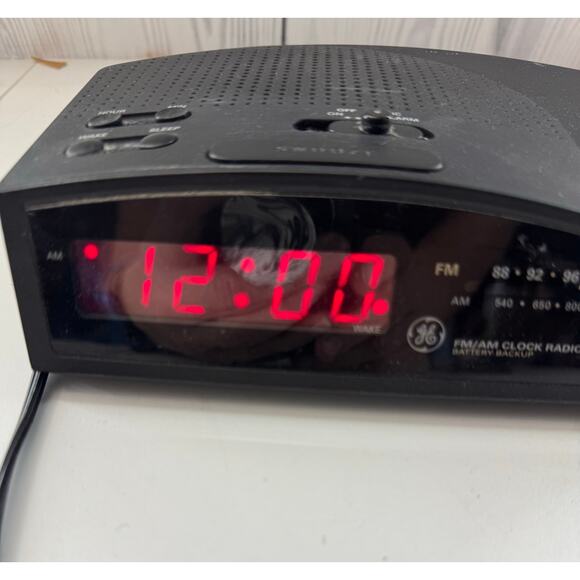 GE 7-4813B Digital Red LCD AM/FM Alarm Clock Radio - Picture 2 of 9
